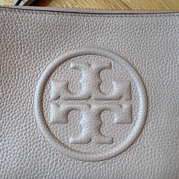 Tory Burch Tan Pebbled Leather Perry Bombe Wristlet - Picture 3 of 13